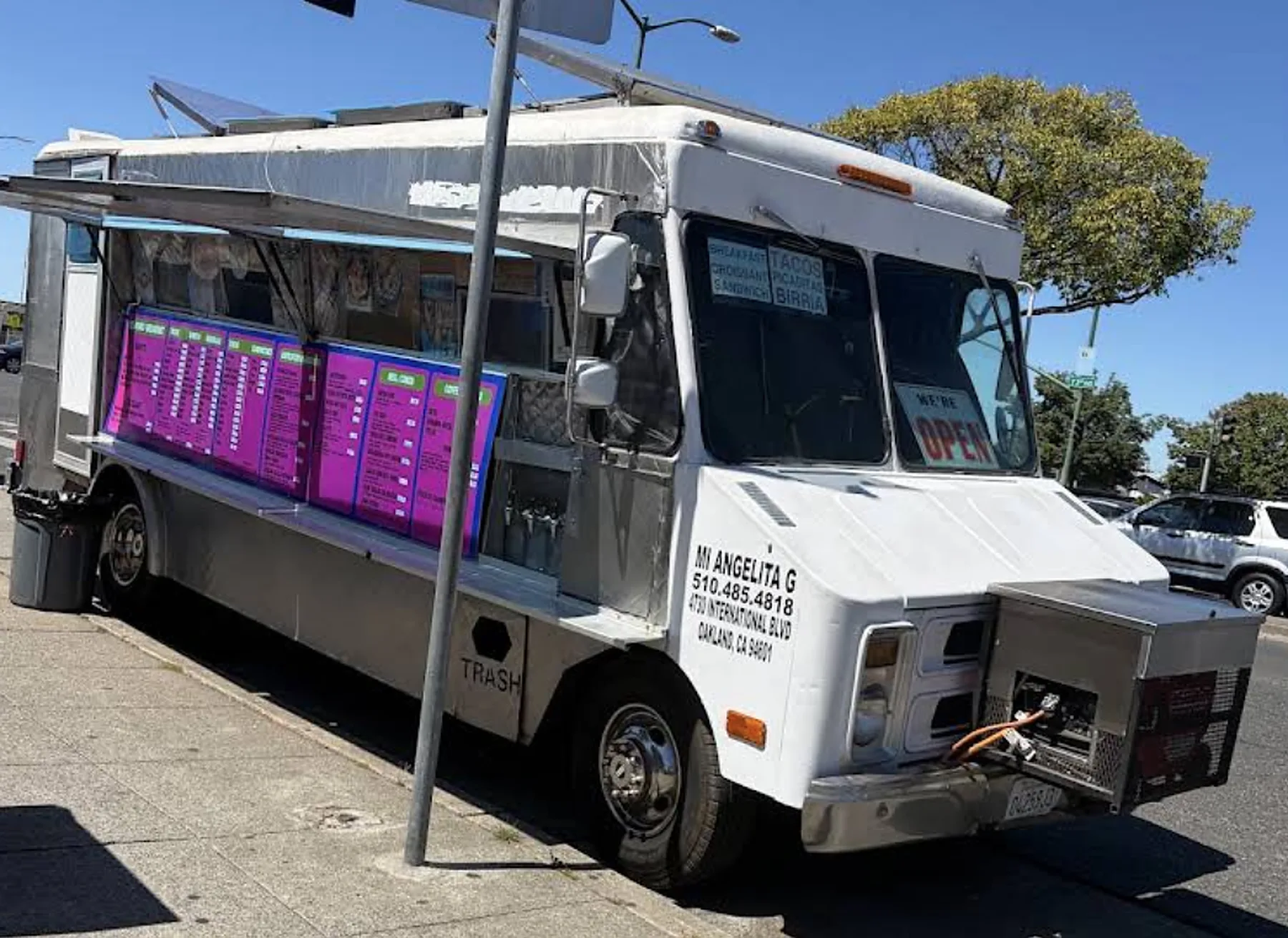 La lonchera Mi Angelita G estacionada en Oakland